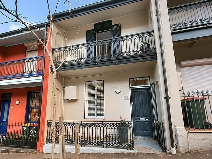 Beautifully Presented Terrace In Great Location