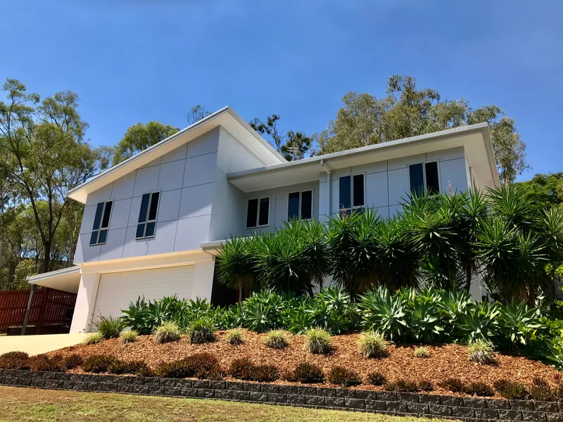 EXECUTIVE HOME IN ONE OF GLADSTONE MOST SOUGHT AFTER ESTATES