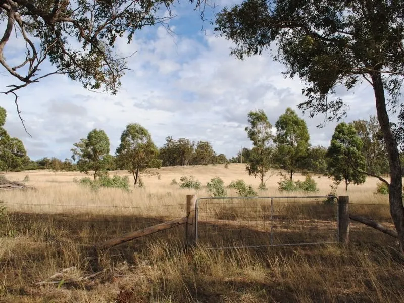 30 ACRES WITH LARGE DAM AND MAGIC VIEWS