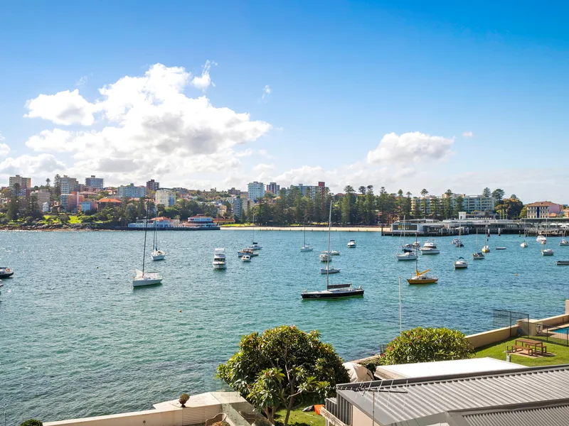 Spacious harbourfront apartment with sunroom