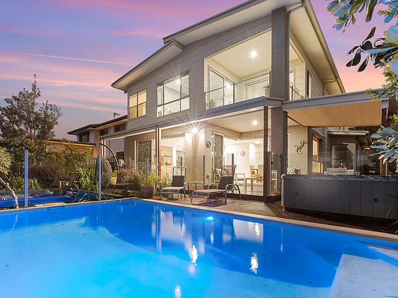 Contemporary Waterfront Entertainer