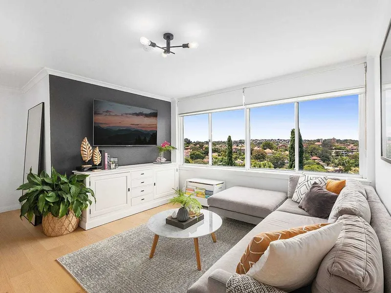 STYLISH, ELEVATED APARTMENT WITH FABULOUS PANORAMAS