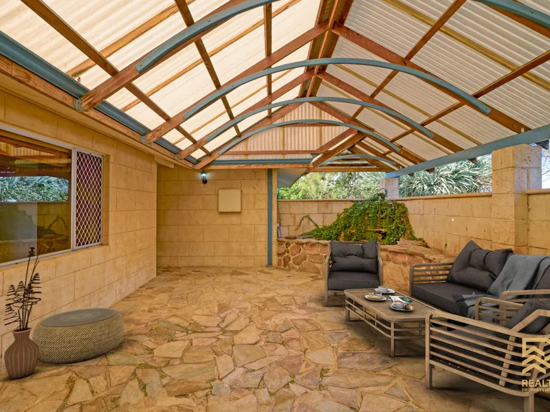 MASSIVE FAMILY HOME IN STRATEGIC LOCALE!