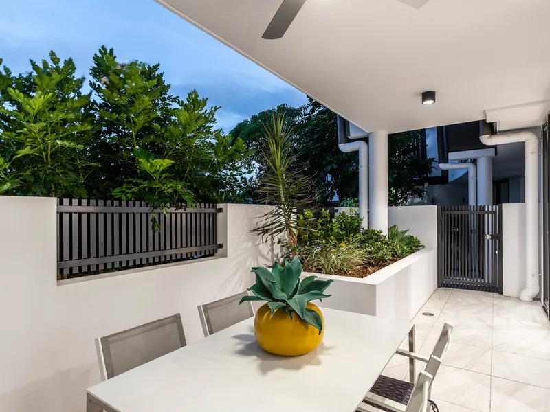 1 BEDROOM WITH EXPANSIVE COURTYARD