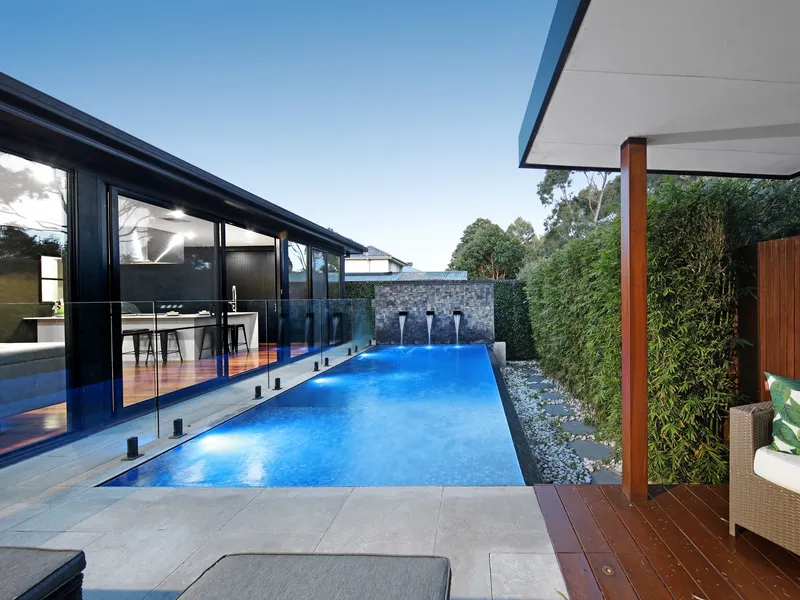 The Ultimate Poolside Course-Edge Entertainer