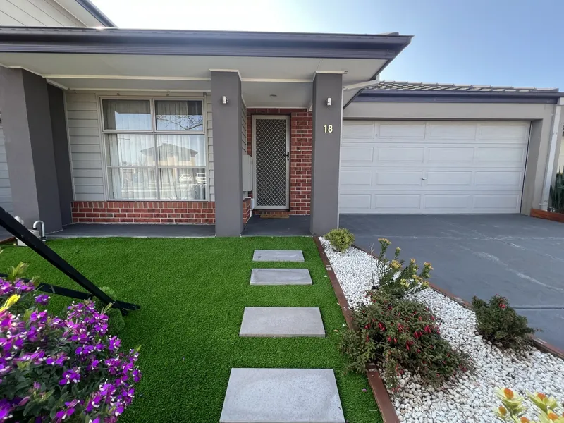 Home Near Tarneit Train Station and Shopping Centre!