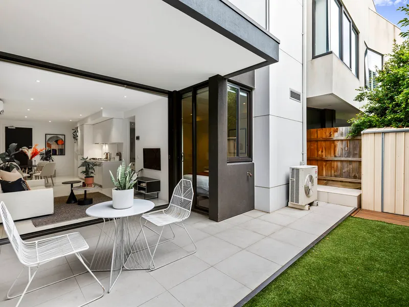 A luxurious indoor-outdoor sanctuary amid inner-city convenience