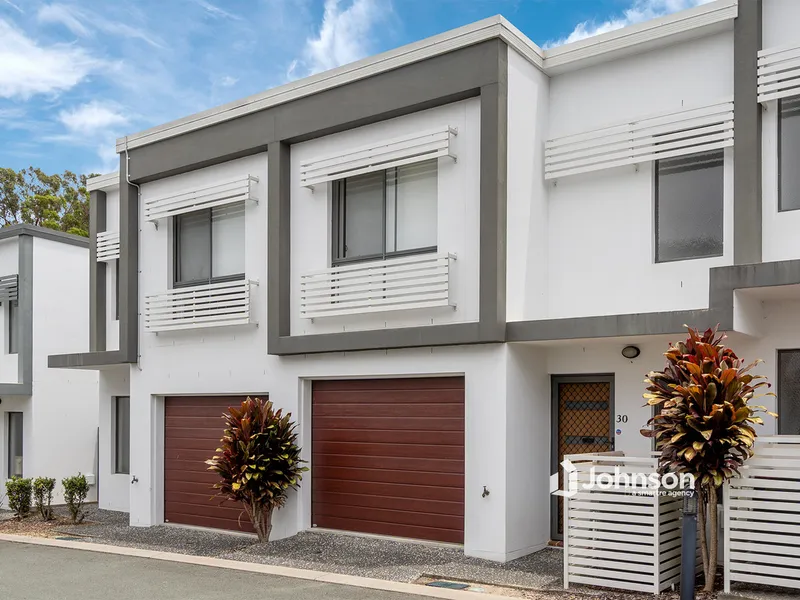 Beautiful Modern Townhouse in Superb Location!!