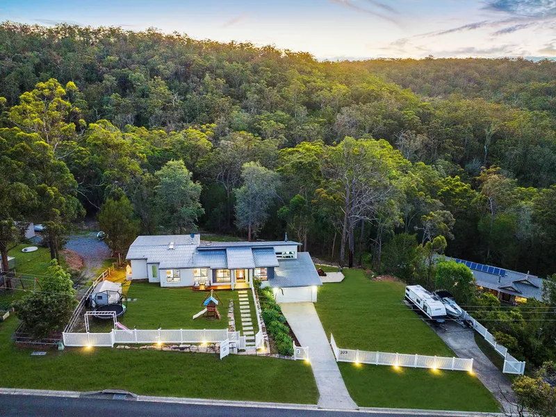 A Vibrant Hinterland Haven For Family And Entertaining On Exclusive Carrington Road