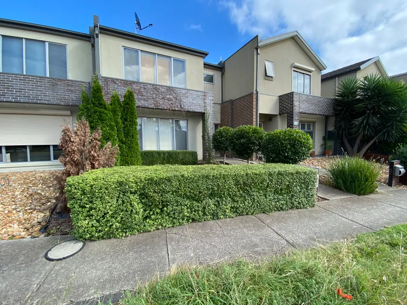 Walking Distance to Cairnlea Shops!