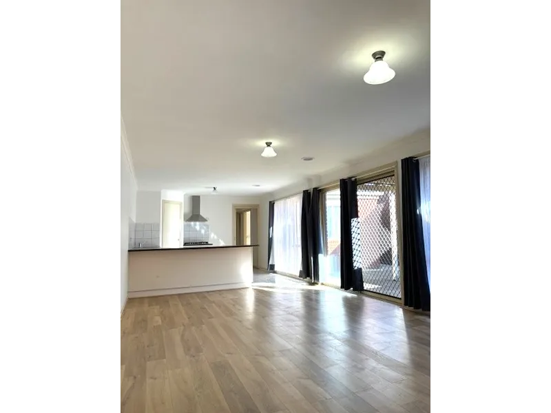 Close to Shopping Facilities, Public Transport and Freeway.