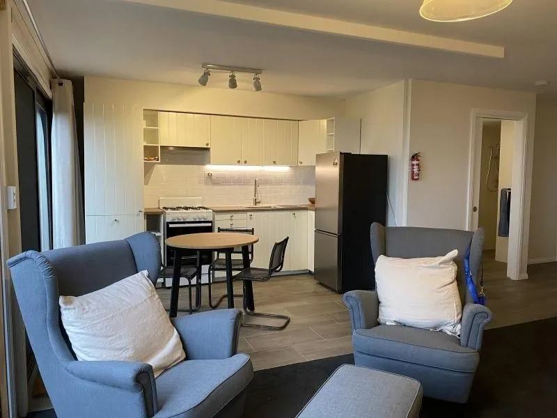 Large Fully furnished studio apartment 10 min walk to Bowral town centre