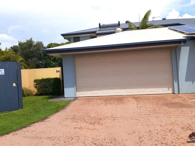 3 bed townhouse with solar hot water!