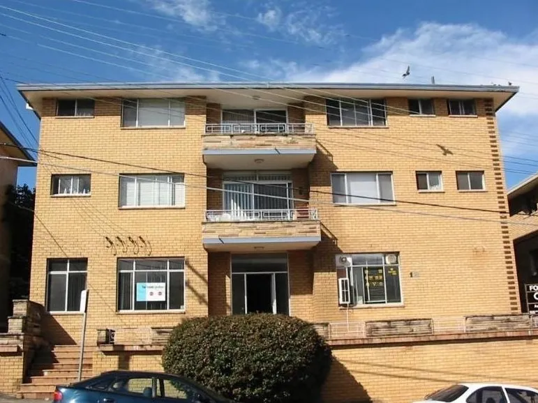 2 Bedroom unit with walking distance to station, shops and restaurants.