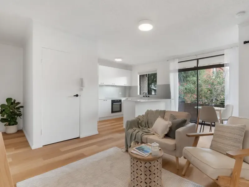 Freshly Renovated- Sleek & Modern Apartment