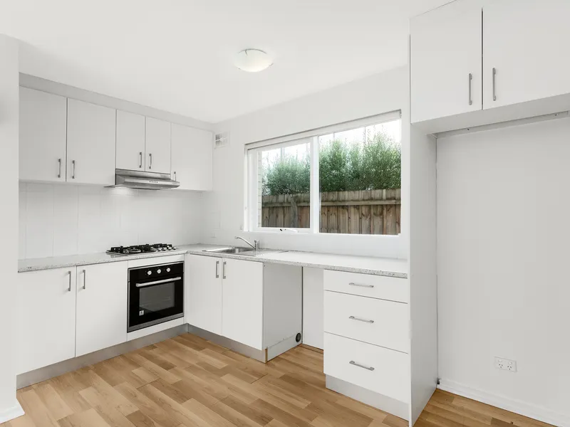 Stunning 2 Bedroom Apartment In The Heart Of Carnegie
