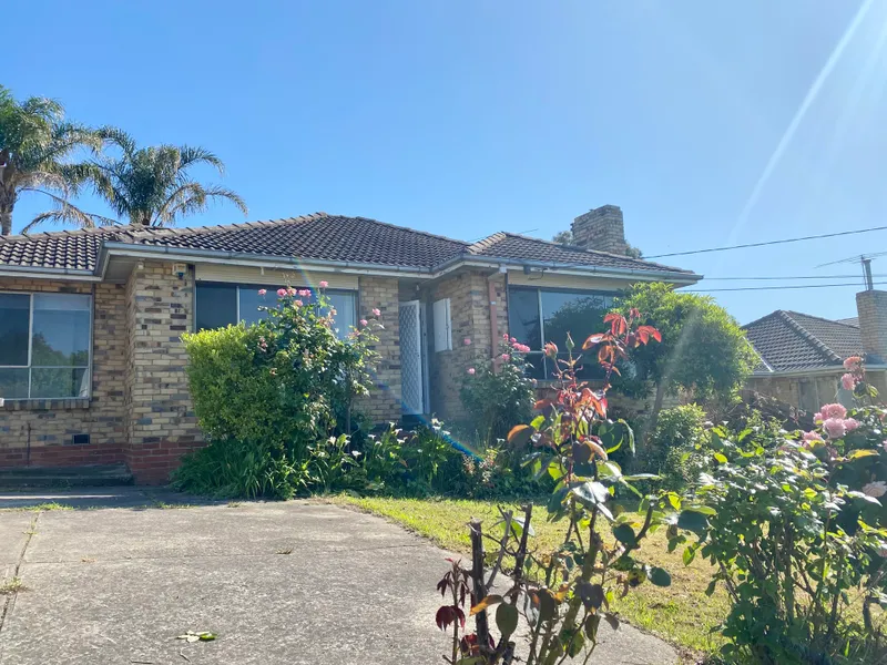 Glen Waverley School Zone, 3 bedroom home plus bungalow with own room and third bathroom