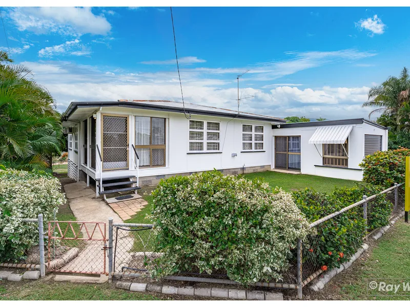 Lowset solid home with a deck