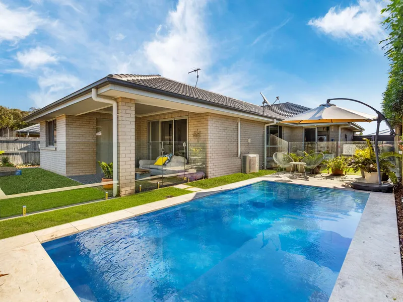 Luxurious Pool House in Sandstone Lakes Estate