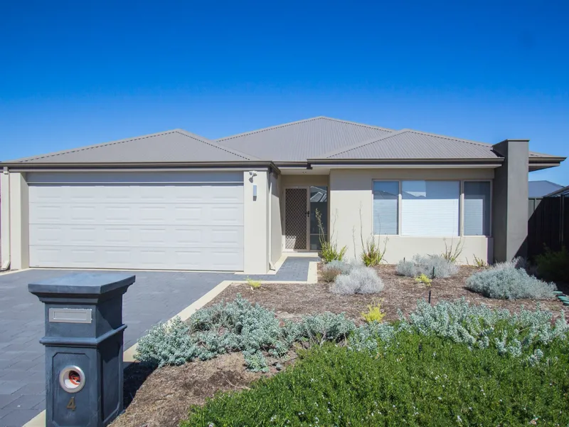 SPACIOUS OPEN PLAN LIVING IN PIARA WATERS