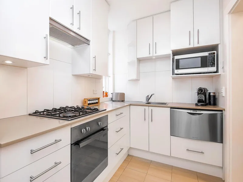 Stunning 2 Bedroom Art Deco Apartment with Parking