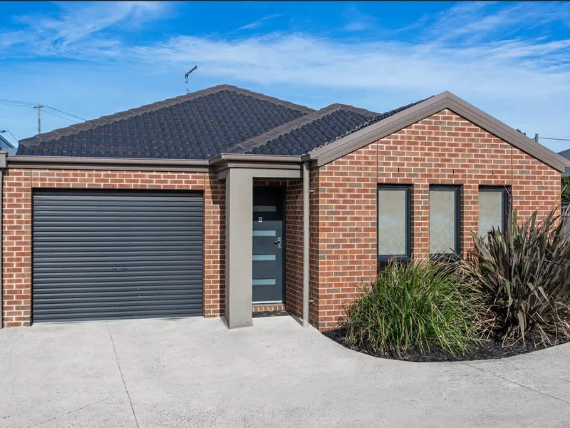 TWO BEDROOM UNIT IN QUIET COMPLEX WALKING DISTANCE TO LAKE WENDOUREE, HOSPITALS & LOCAL CAFES