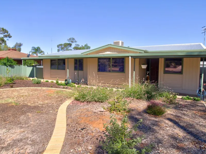 Beautiful 3 bedroom + Study home with ample living area!!