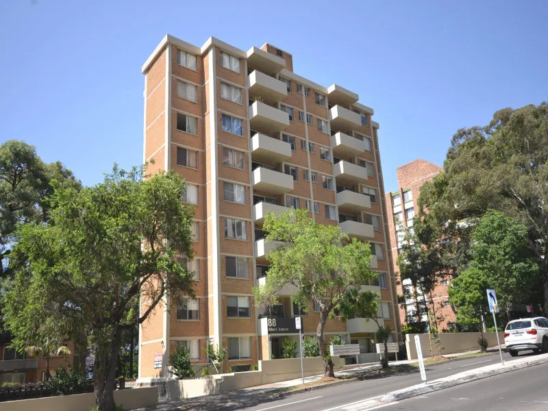 Modern 1 bedroom apartment plus parking at prime location - floorboard throughout