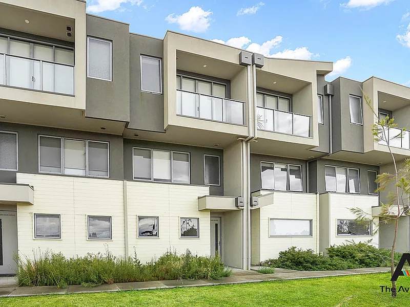 EXQUISITE OFFICER LIVING TOWNHOUSE WITH EVERYTHING AT YOUR DOORSTEP!! MOVE IN NOW