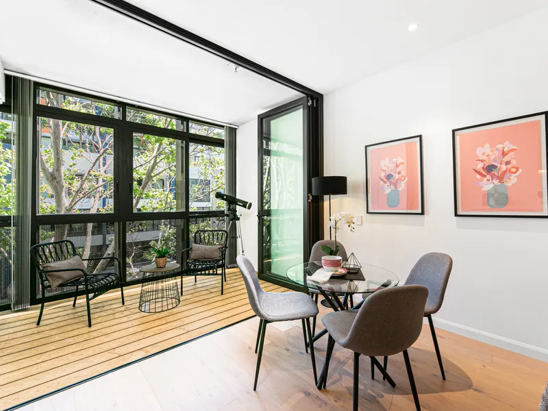 A well-built urban studio with leafily window view…