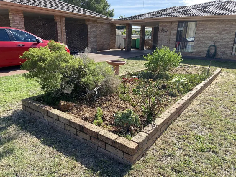 CLOSE TO BUNBURY FORUM - PETS CONSIDERED