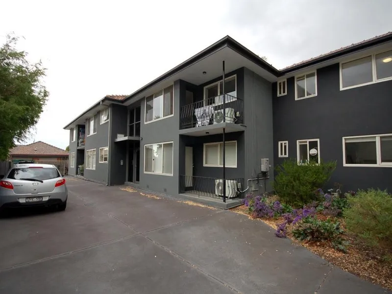 Ground floor, TWO outdoor areas!