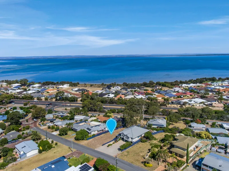 With beautiful Estuary views this 893sqm block will not disappoint.