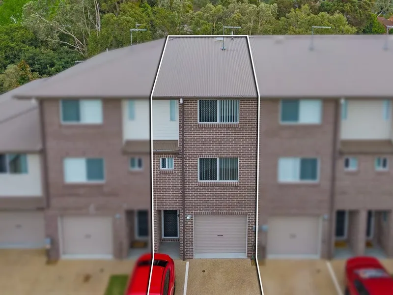 BEAUTIFUL TOWNHOUSE IN SOUGHT AFTER COMPLEX!