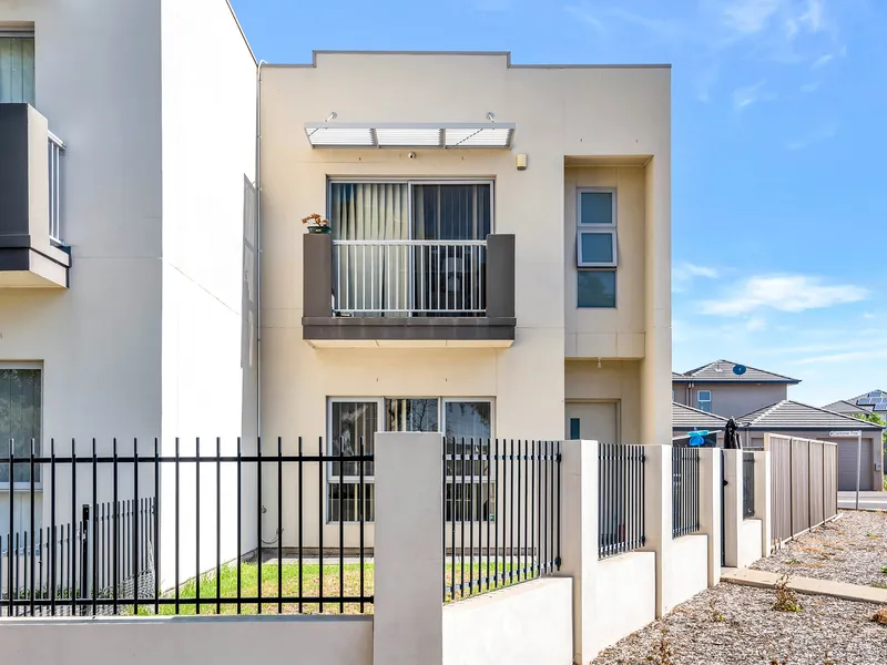 THIS 3 BEDROOM TOWNHOUSE IS IN A DESIRABLE LOCATION & AN ATTRACTIVE PRICE BRACKET