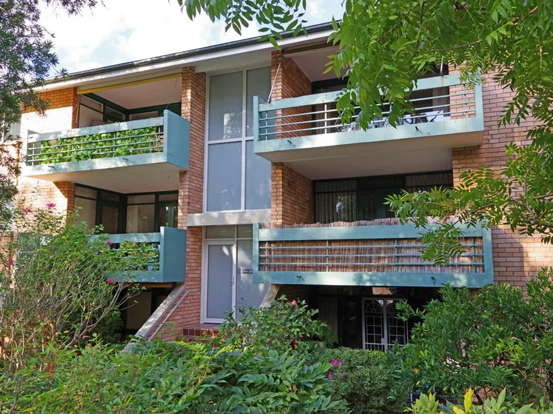 THREE BEDROOM UNIT + NEW CARPET + POOL ACCESS 
