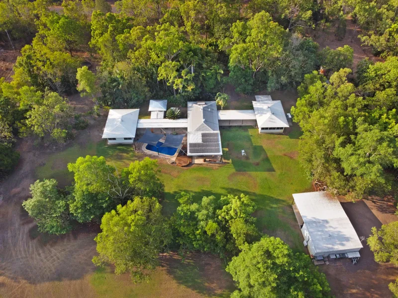 Gorgeous Tropical Pod Style Residence - 6 acres moments from amenities