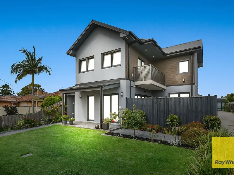 NEAR NEW LUXURY MASTERPIECE!!