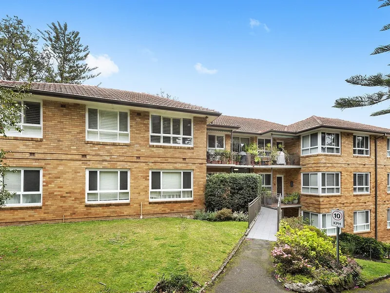 A HIDDEN GEM!  SUPER QUIET  SUPER OUTLOOK!  SUPER SIZE!  COME AND CHECK IT OUT!!