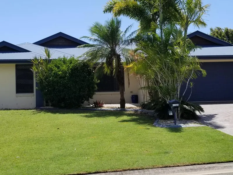 Large 4 bed house: Heated Pool, Ducted A/C , Solar Power, lots of living space