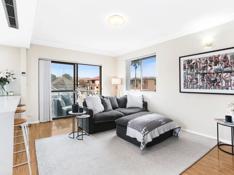 Stylish Beachside Abode Bathed in Sunshine in a Secure Boutique Block a Stroll to the Sand and Surf