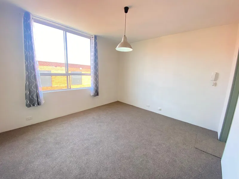 QUIET CONVENIENT STUDIO - NEW CARPET