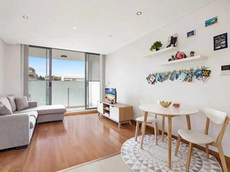 Superbly located One Bedroom apartment in Crows Nest