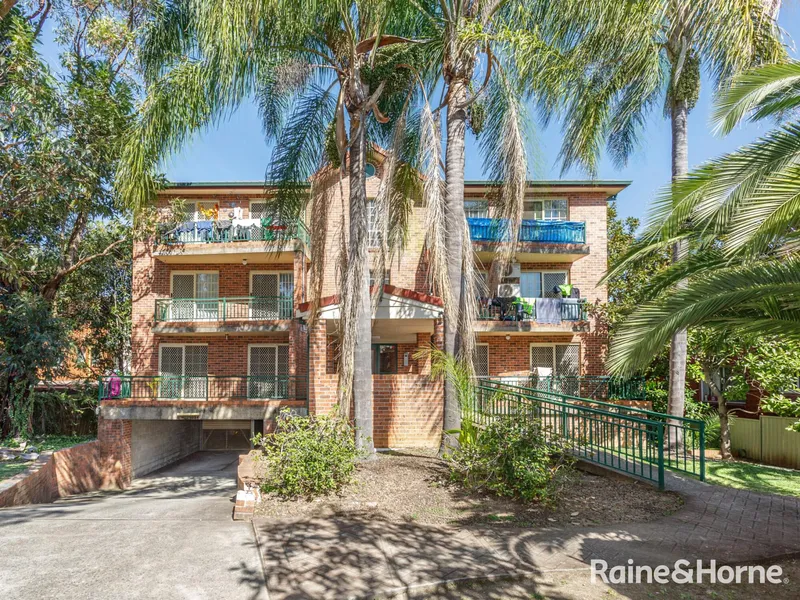 Renovated Sunny Apartment in Ultra Convenient Location