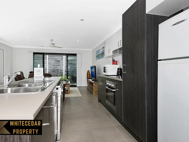 Modern townhouse close to Petrie Train station