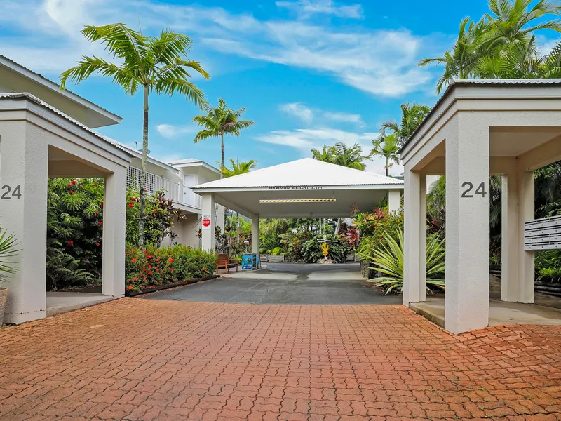 Immaculately Presented Palm Cove Villa!