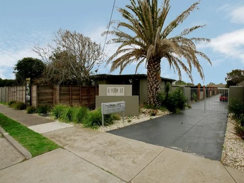 PRIVATE RETREAT- walking distance to the beach