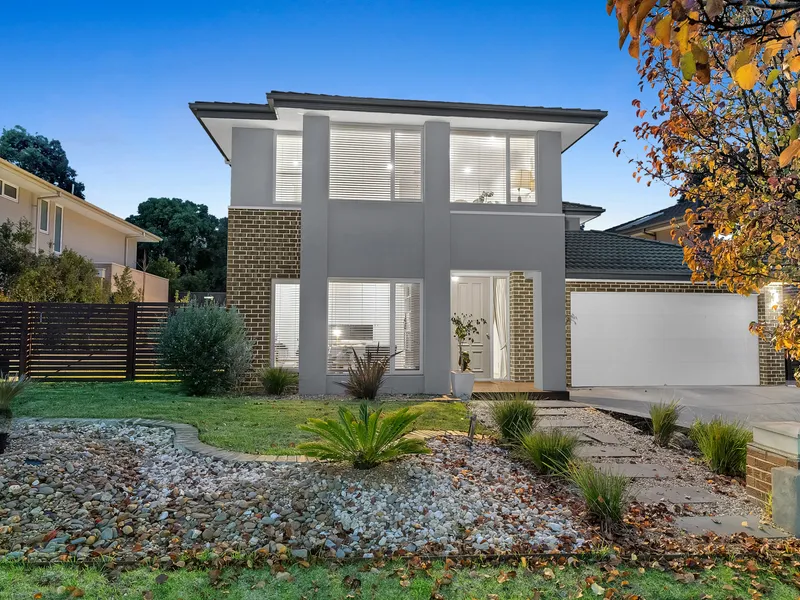 Luxurious Living with Unmatched Convenience in Prestigious Settlers Run Golf Estate: Double Storey 4 Beds, 4 Living, 2.5 bathrooms & more.