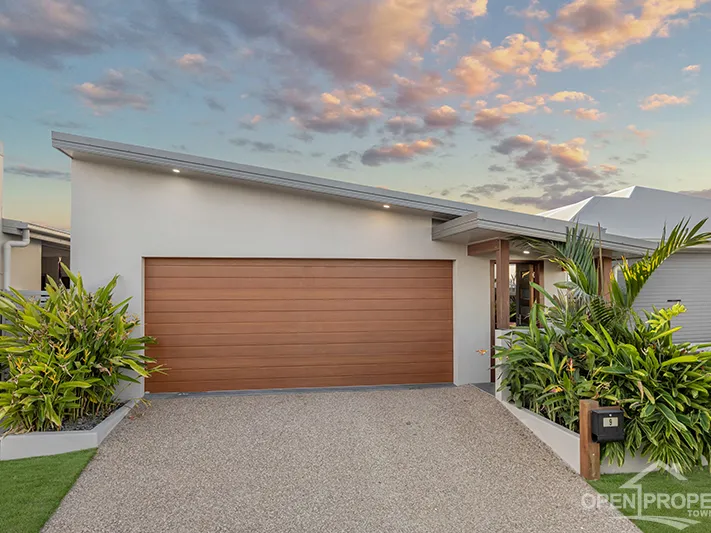 Luxury Golf Course Living!