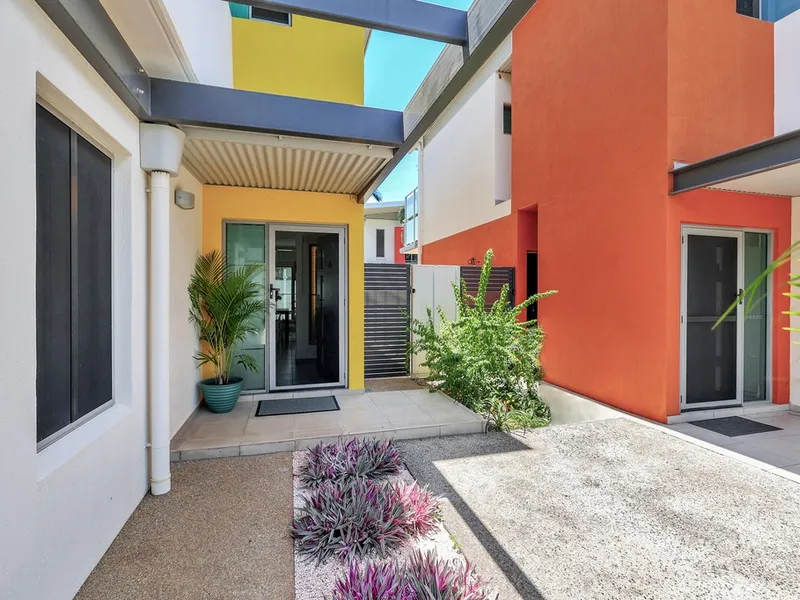 STUNNING TOWNHOUSE - CENTRAL LOCATION!